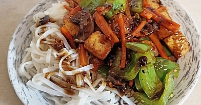 Tofu stir fry su ryžių makaronais, daržovėmis ir pievagrybiais 🍜🥢