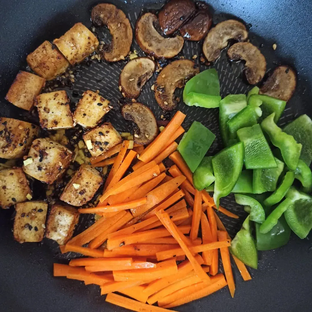Tofu stir fry su ryžių makaronais, daržovėmis ir pievagrybiais 🍜🥢