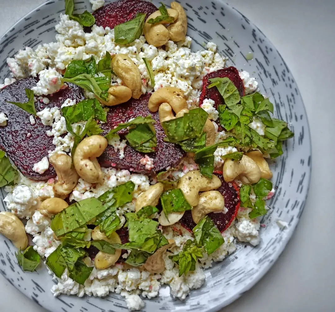 Keptų burokėlių salotos su varške, anakardžiais ir bazilikų lapeliais🥗