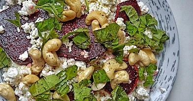Keptų burokėlių salotos su varške, anakardžiais ir bazilikų lapeliais🥗