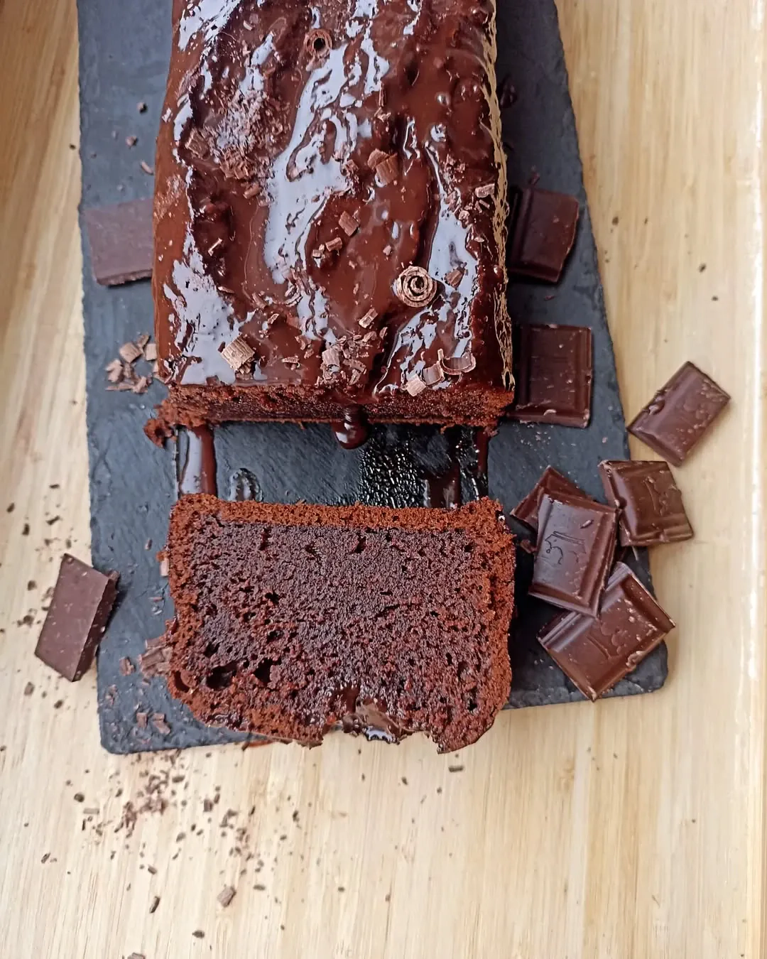 Šokoladinis keksas su šokoladiniu glajumi