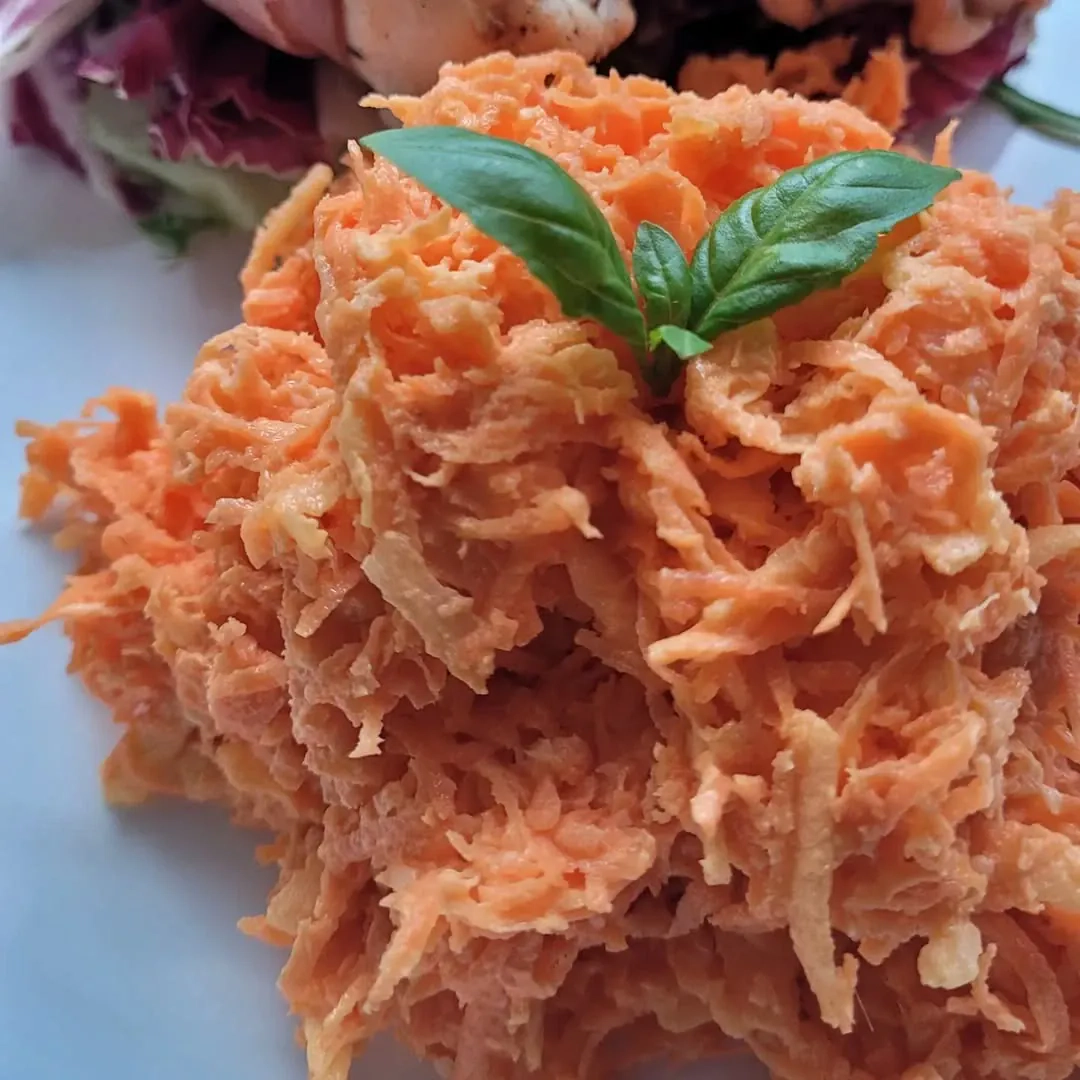 Morkų ir ananasų salotos su fermentiniu sūriu