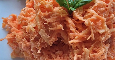Morkų ir ananasų salotos su fermentiniu sūriu
