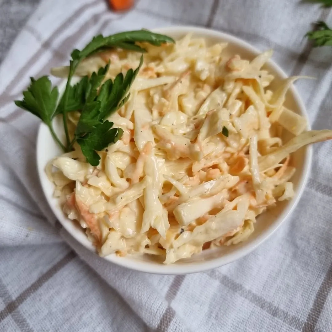 Traškios kopūstų salotos su salieru, morkomis ir majonezu
