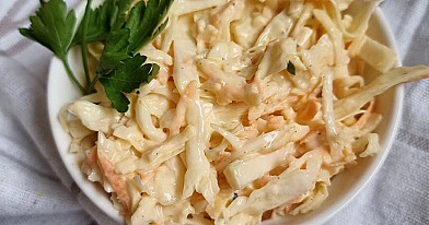 Traškios kopūstų salotos su salieru, morkomis ir majonezu