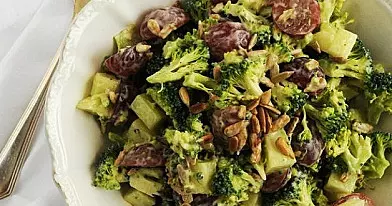 Brokolio salotos su vynuogėmis