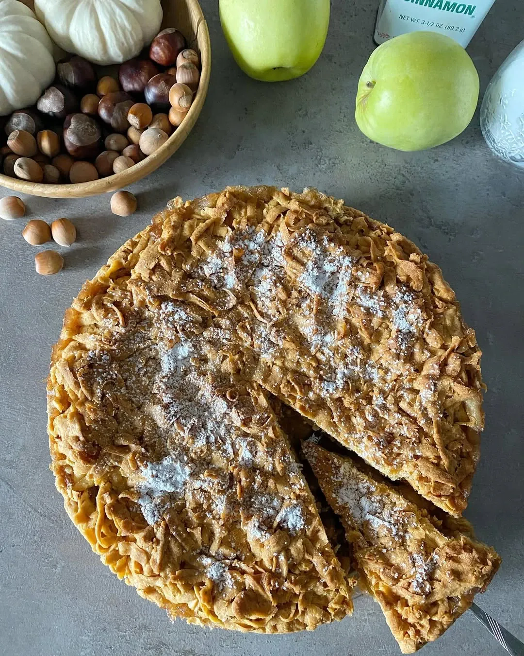 Močiutės obuolių pyragas su cinamonu ir sviestine tešla
