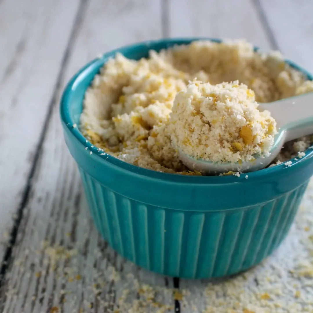 Veganiškas parmezano sūris iš graikinių riešutų