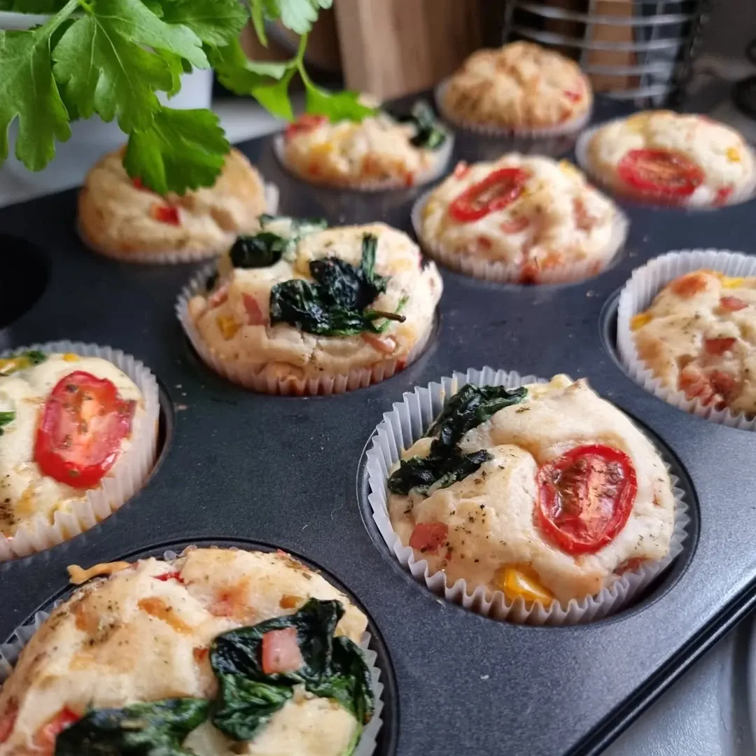 Nesaldūs keksiukai su kumpiu ir sūriu