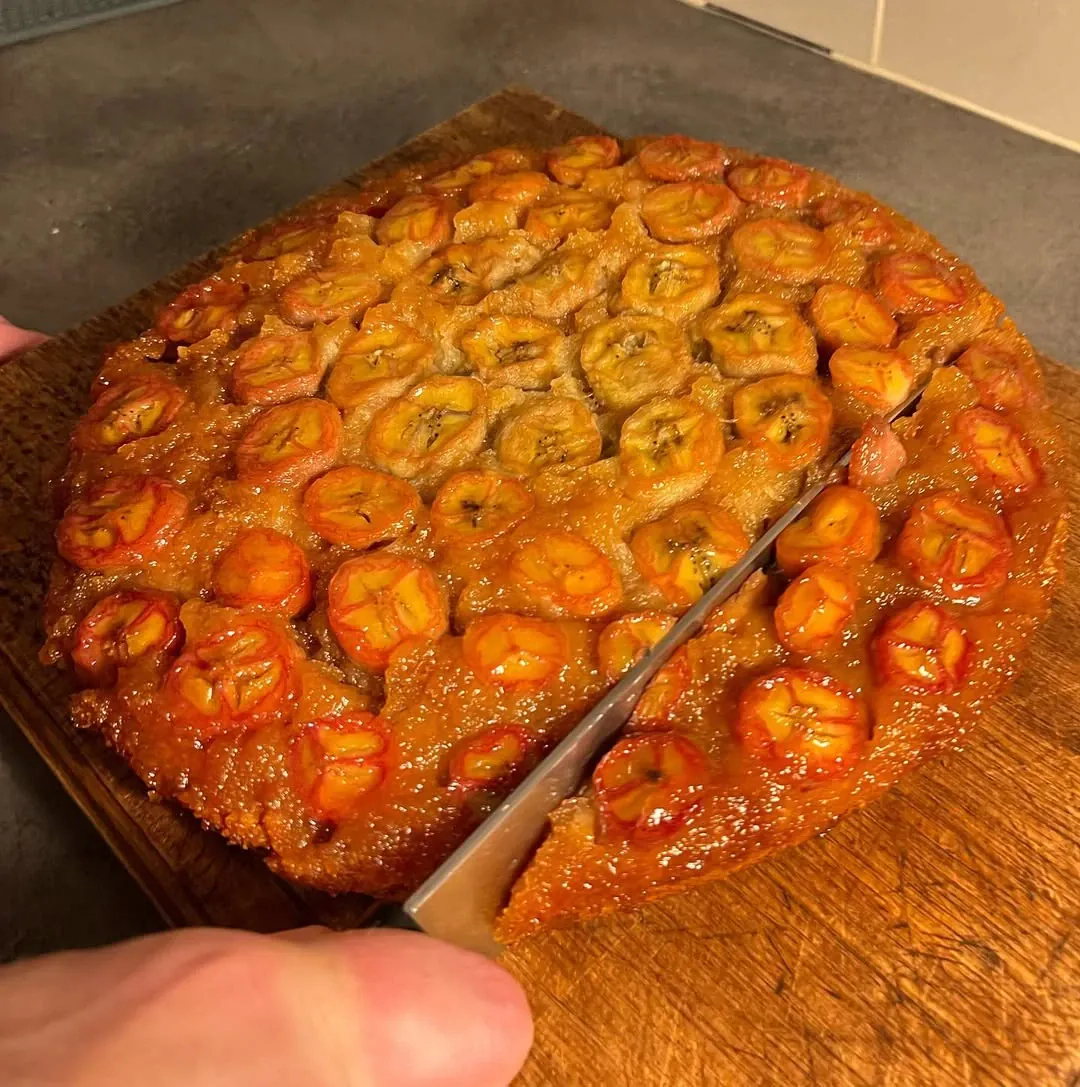 Apverstas karamelizuotas bananų pyragas