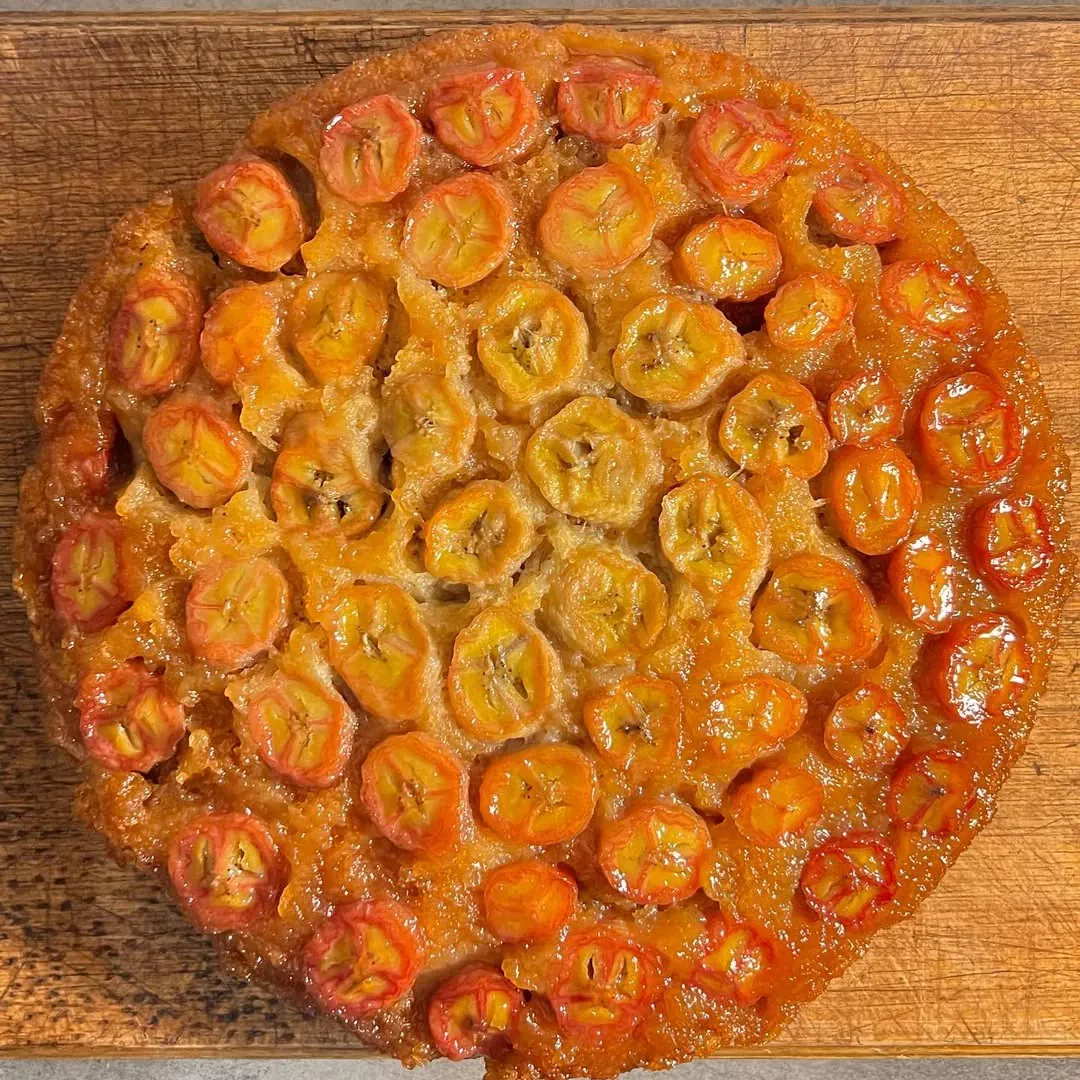 Apverstas karamelizuotas bananų pyragas