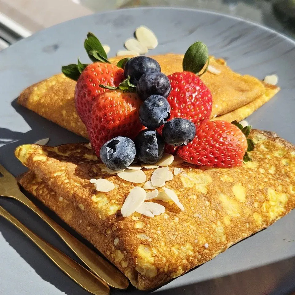 Keto migdoliniai blyneliai su maskarponės sūriu ir proteinu