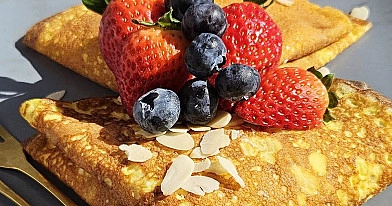 Keto migdoliniai blyneliai su maskarponės sūriu ir proteinu