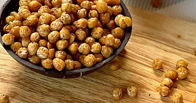 Skrudinti traškūs avinžirniai su žolelėmis keptuvėje
