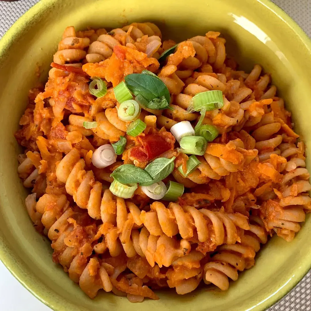 Pilno grūdo makaronai su humusu ir raudonaisiais lęšiais