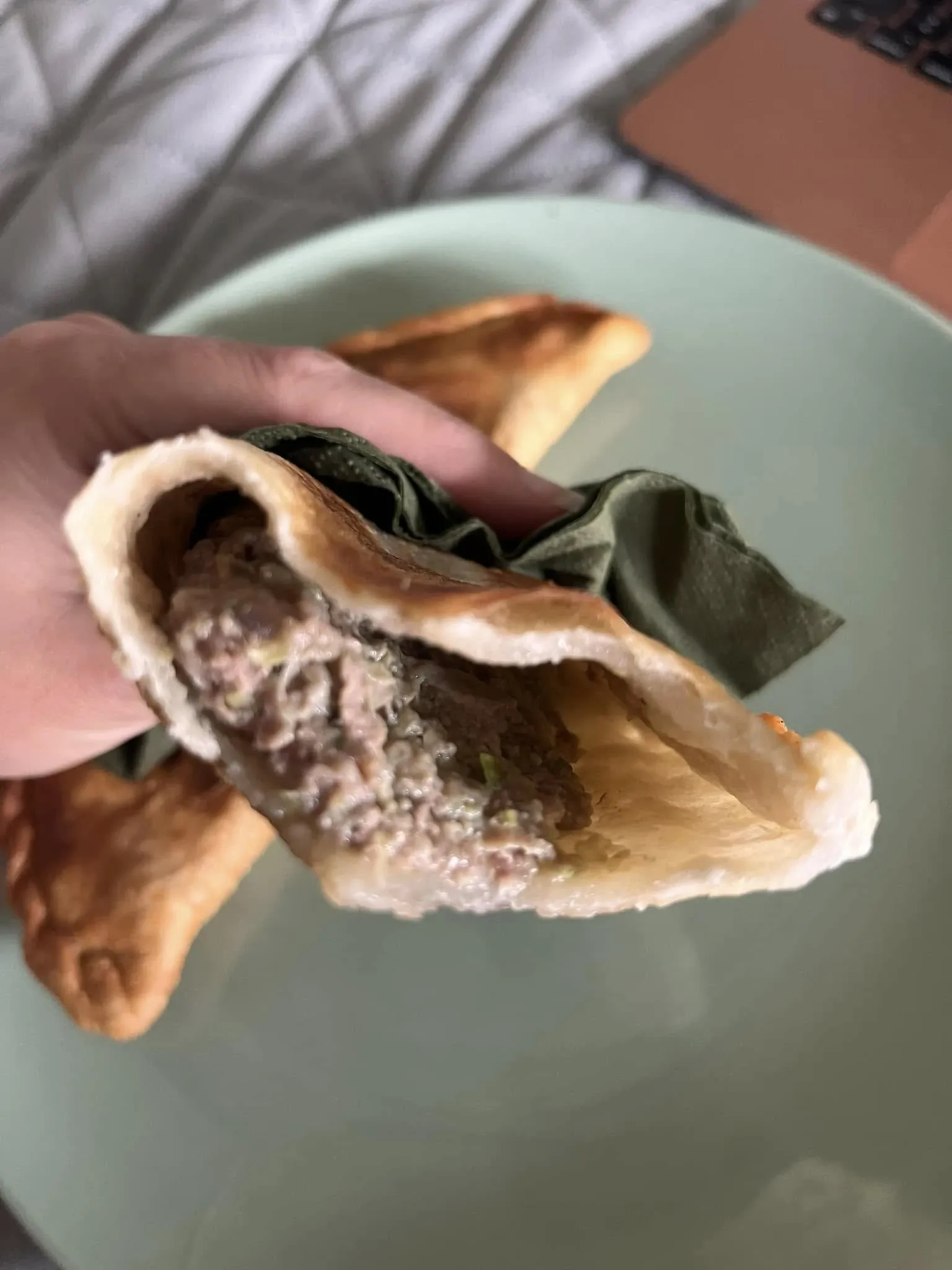 Paprasti, sultingi ir be galo skanūs čeburekai su malta mėsa