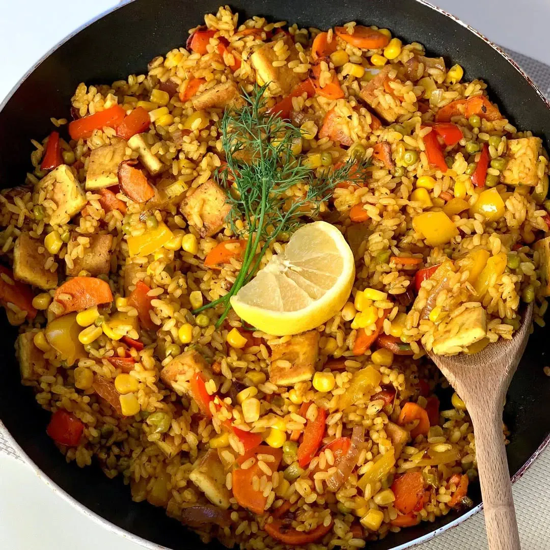 Kepinti ryžiai su tofu, morkomis ir kukurūzais