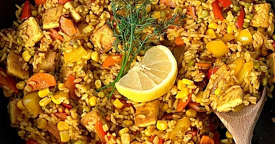 Kepinti ryžiai su tofu, morkomis ir kukurūzais