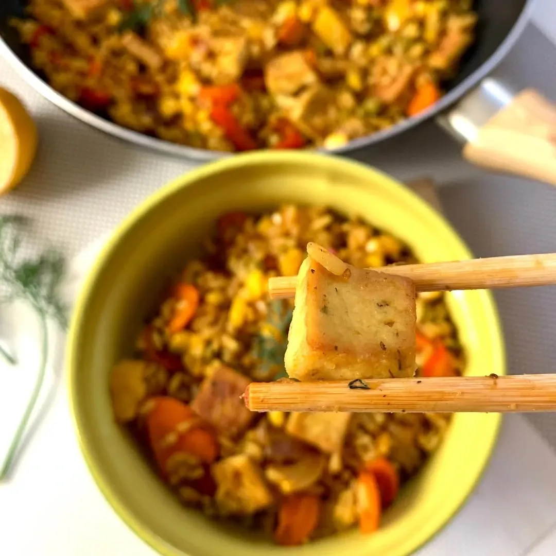 Kepinti ryžiai su tofu, morkomis ir kukurūzais