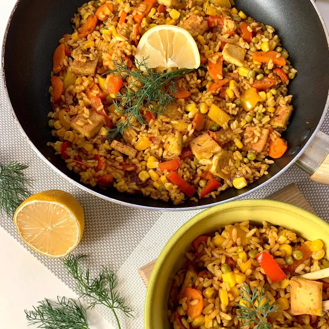 Kepinti ryžiai su tofu, morkomis ir kukurūzais
