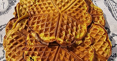 Mieliniai belgiški vafliai su sausomis mielėmis ir pienu