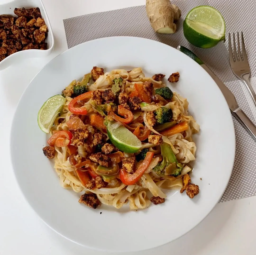 Veganiškas Pad thai su ryžių makaronais, tofu ir daržovėmis