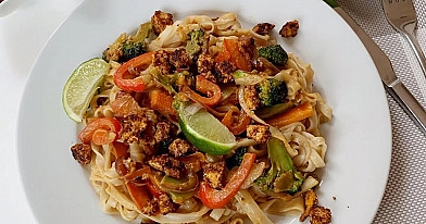 Veganiškas Pad thai su ryžių makaronai, tofu ir daržovėmis