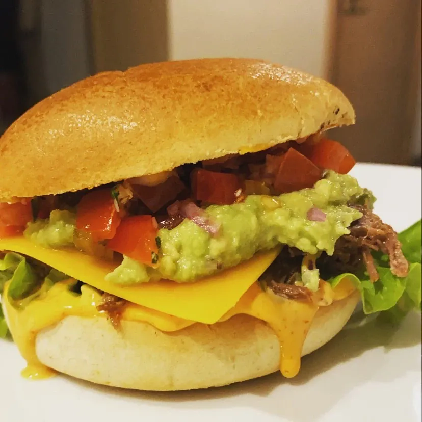 Meksikietiškas burgeris su plėšyta jautiena, gvakamole ir čederiu🍔