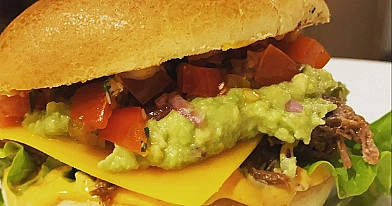 Meksikietiškas burgeris su plėšyta jautiena, gvakamole ir čederiu🍔