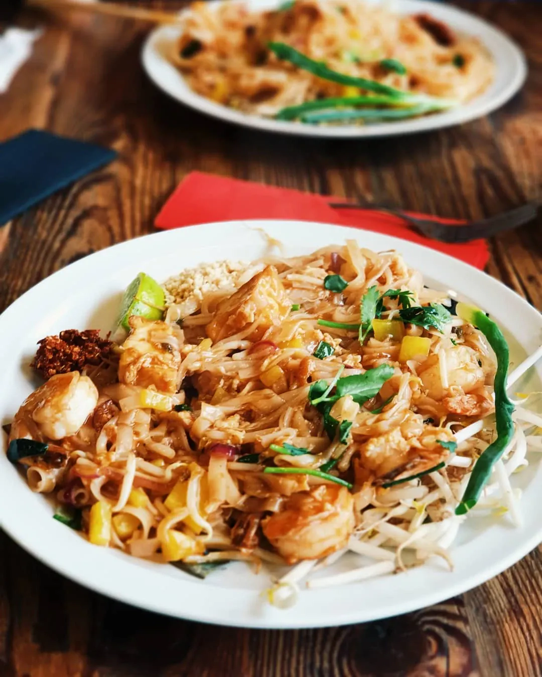 Pad thai su krevetėmis, ryžių makaronais ir daržovėmis