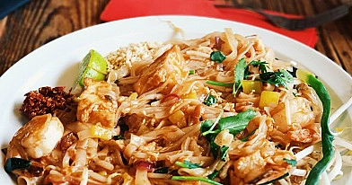 Pad thai su krevetėmis, ryžių makaronais ir daržovėmis