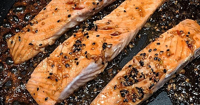Greiti lašišos kepsneliai keptuvėje su grūdėtomis garstyčiomis ir medumi