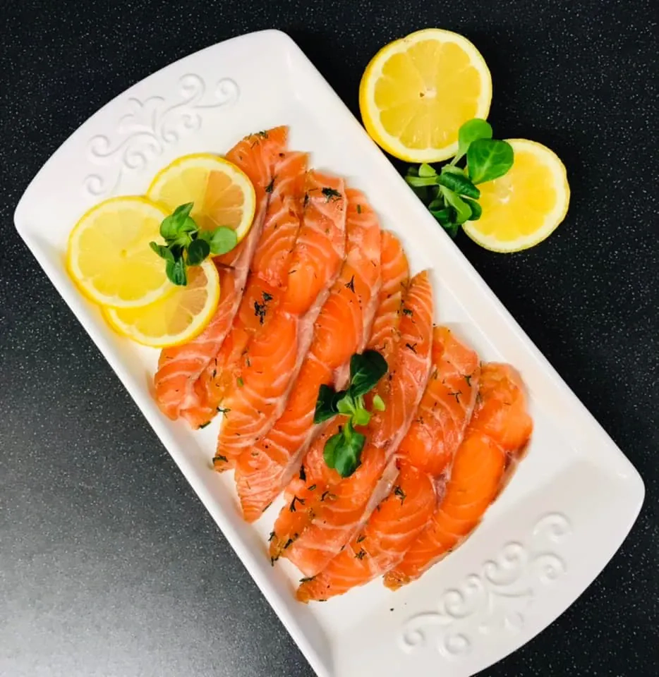 Sūdyta lašiša su druska ir cukrumi