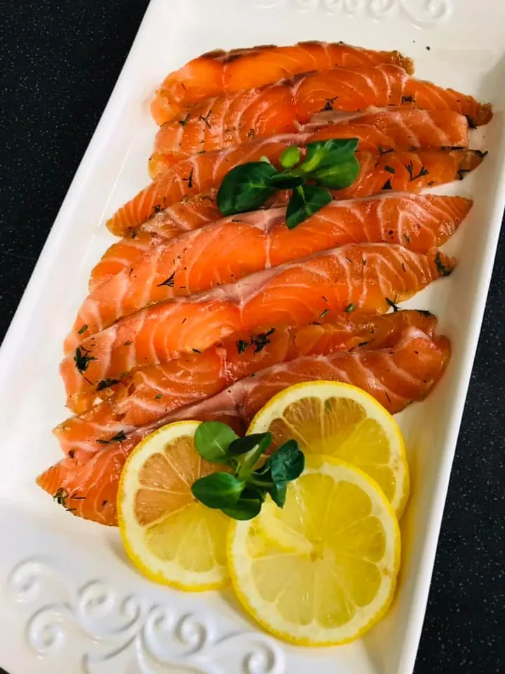 Sūdyta lašiša su druska ir cukrumi