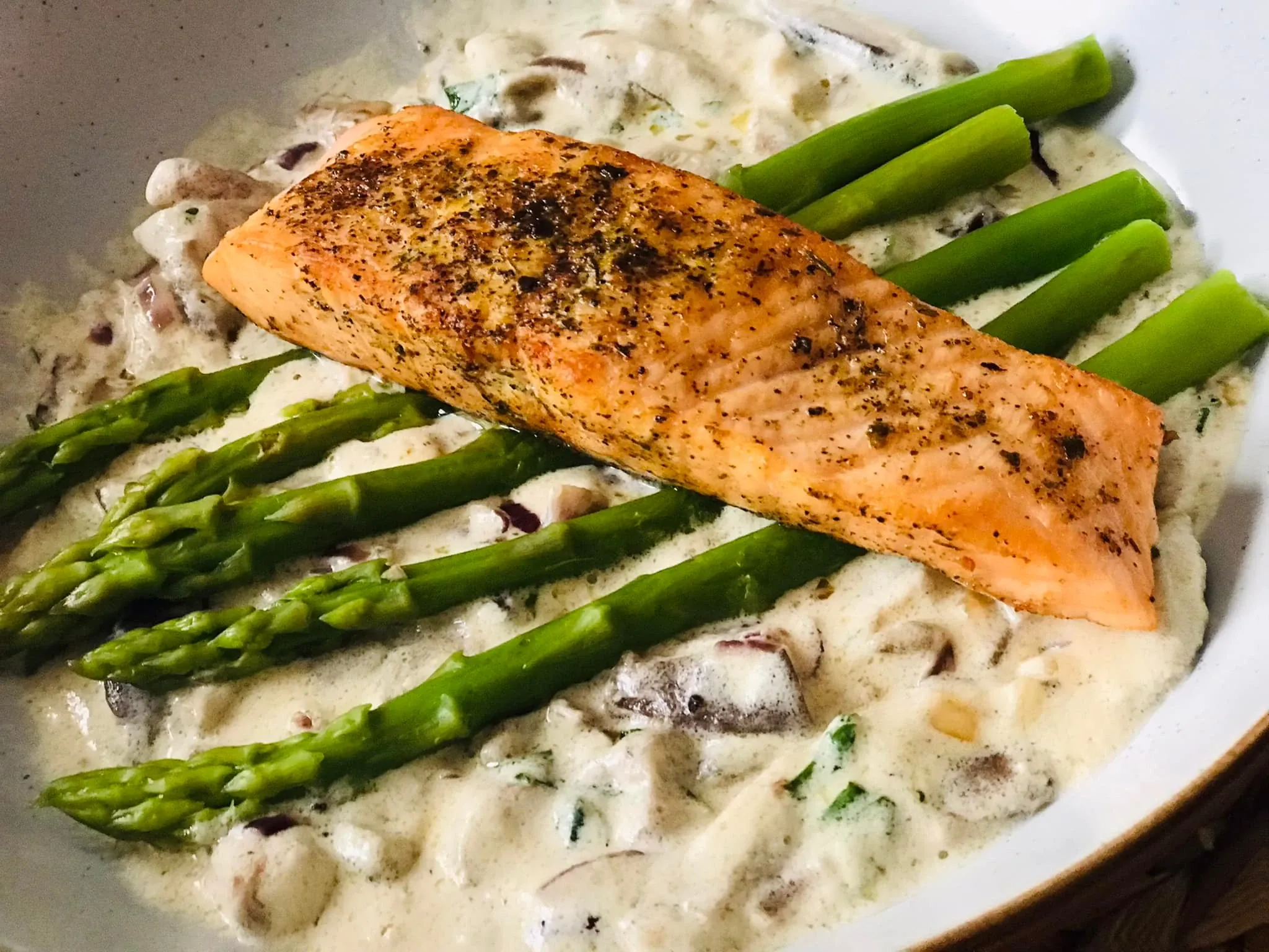 Lašiša su shiitake grybų padažu ir smidrais