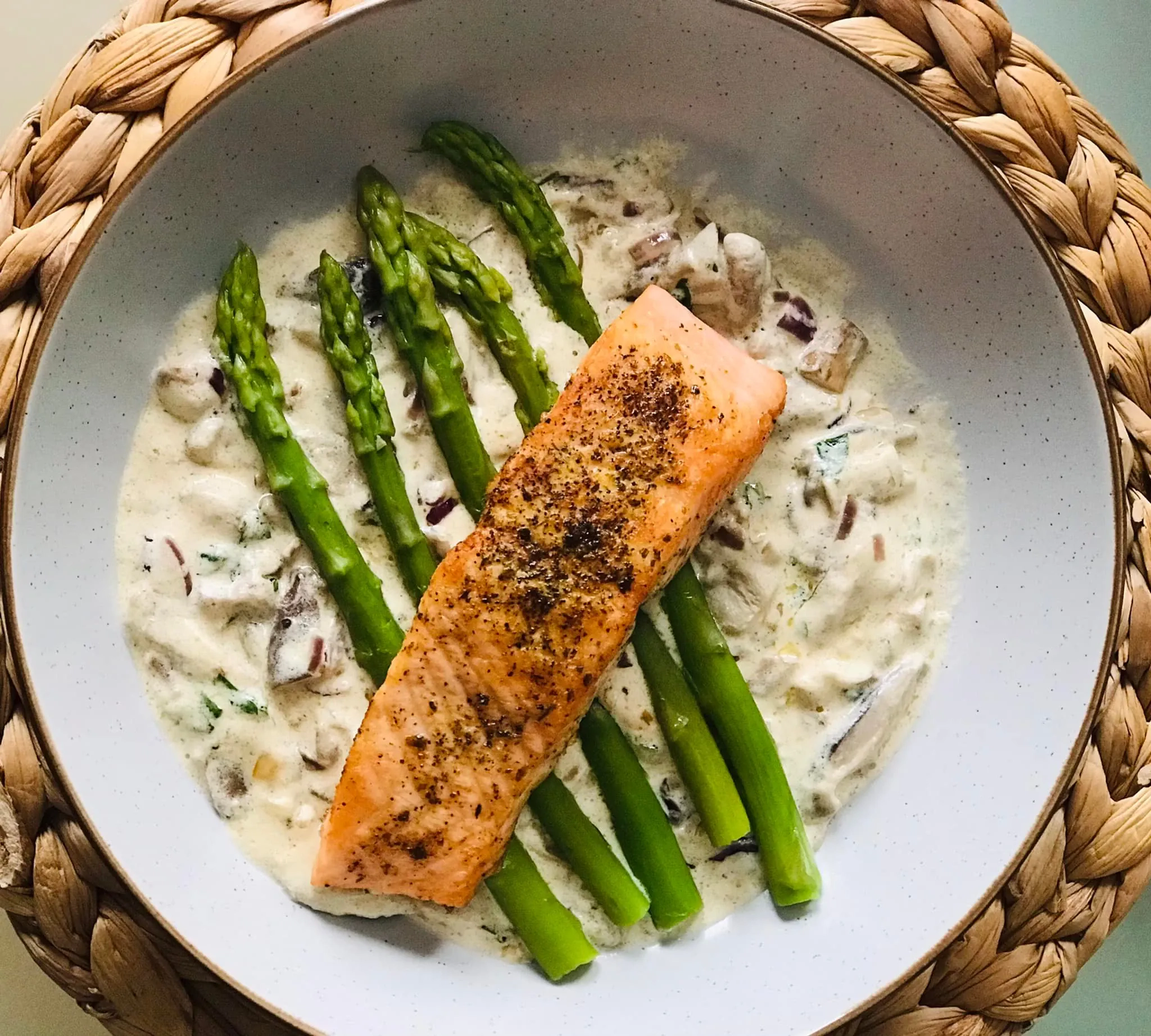 Lašiša su shiitake grybų padažu ir smidrais