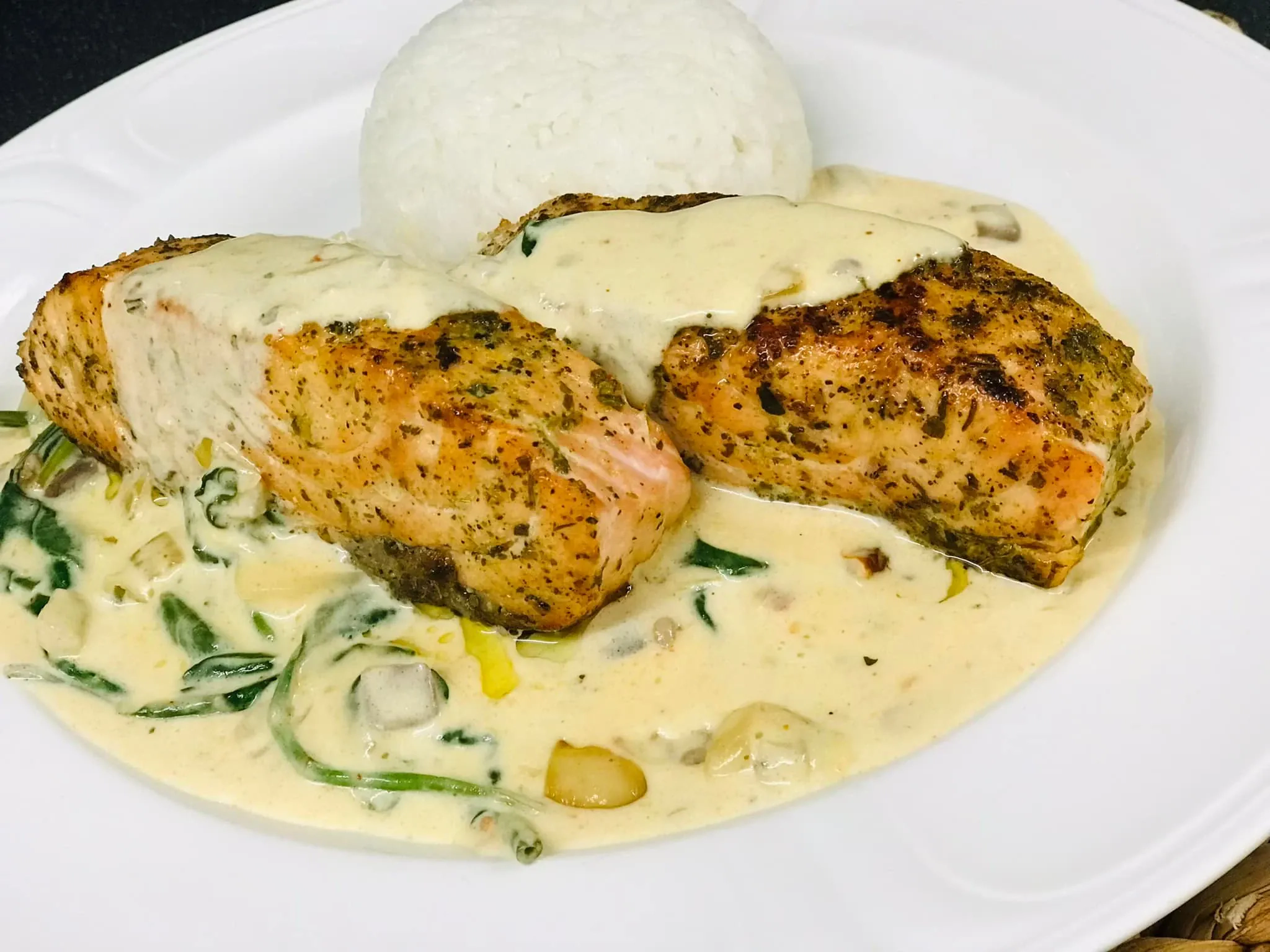 Keptuvėje kepta lašiša su kreminiu krapų padažu