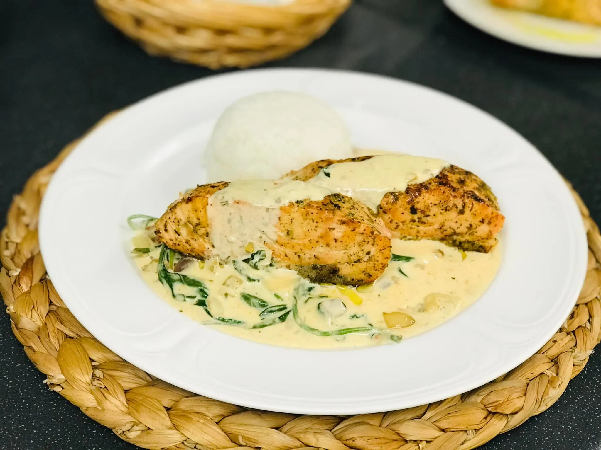 Keptuvėje kepta lašiša su kreminiu krapų padažu