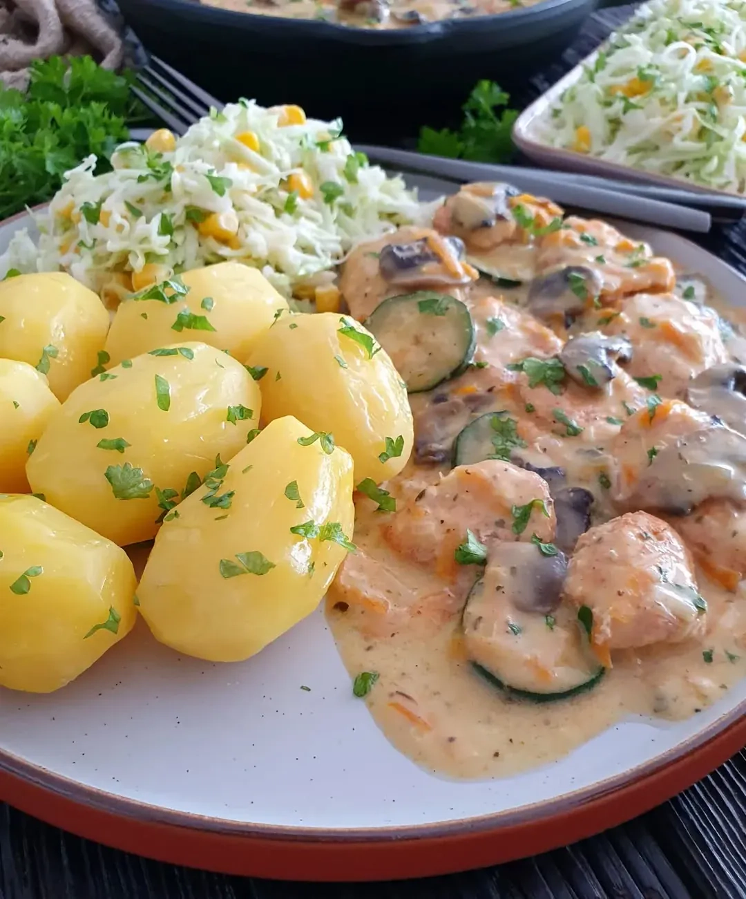 Troškinta vištiena grietinėlės-garstyčių-peletrūnų padaže