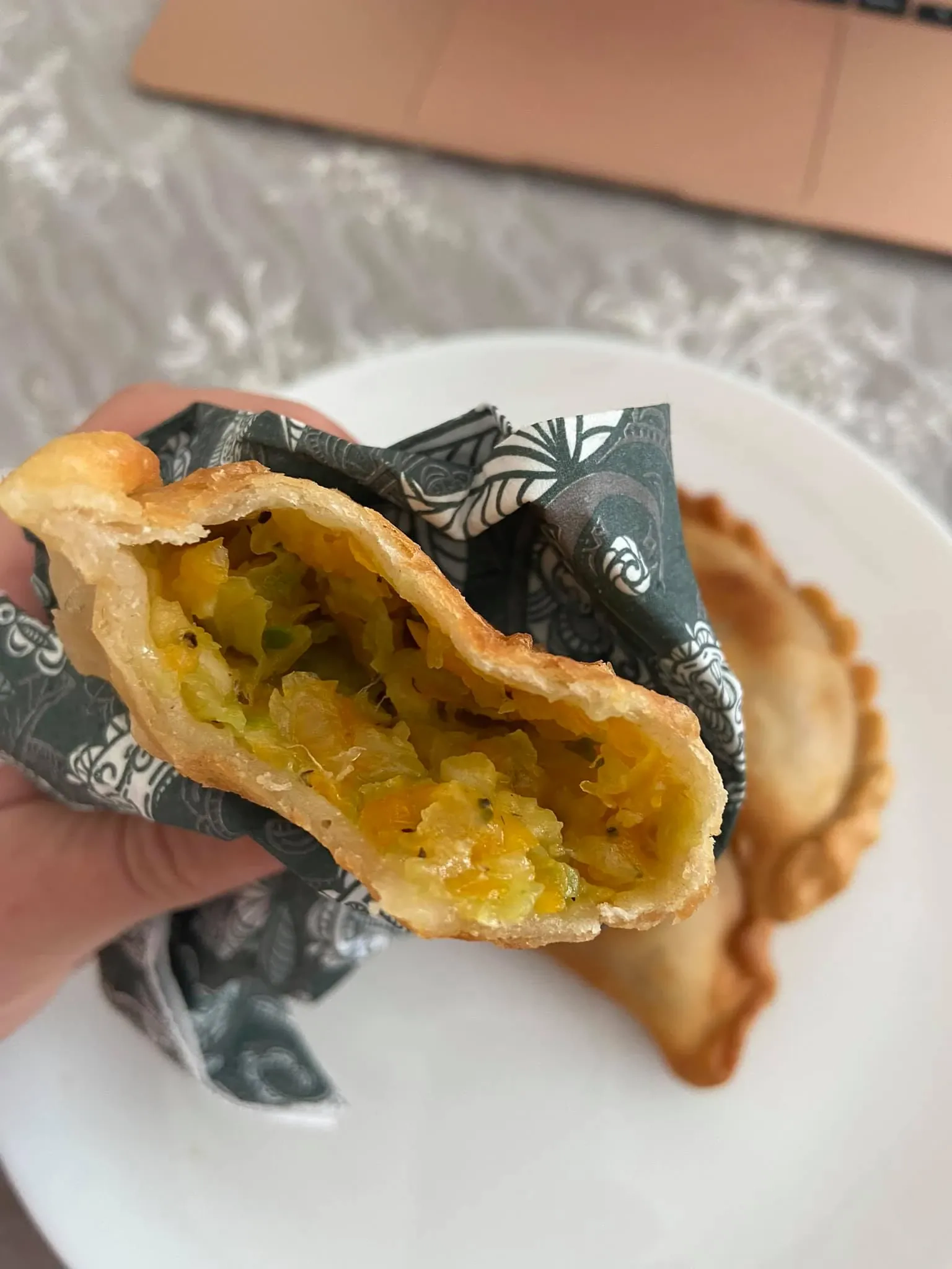 Plikyti čeburekai su grybų - mėsos ir aštrių daržovių įdaru