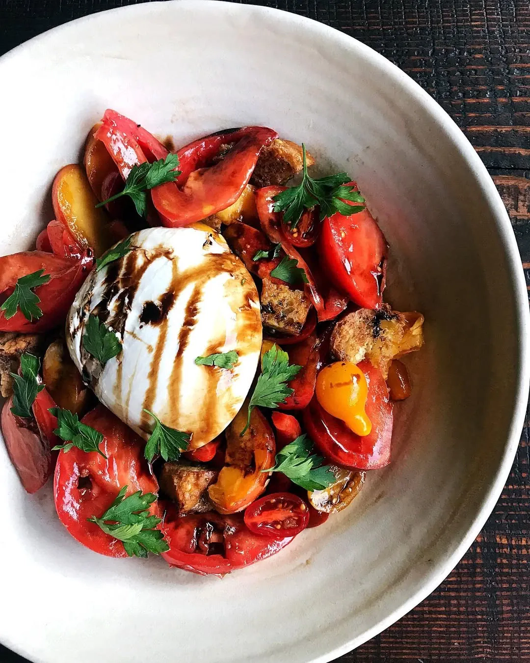 Pomidorų panzanella salotos su burrata 🍞
