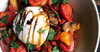 Pomidorų panzanella salotos su burrata 🍞