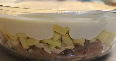 Silkė su obuoliais ir grietine