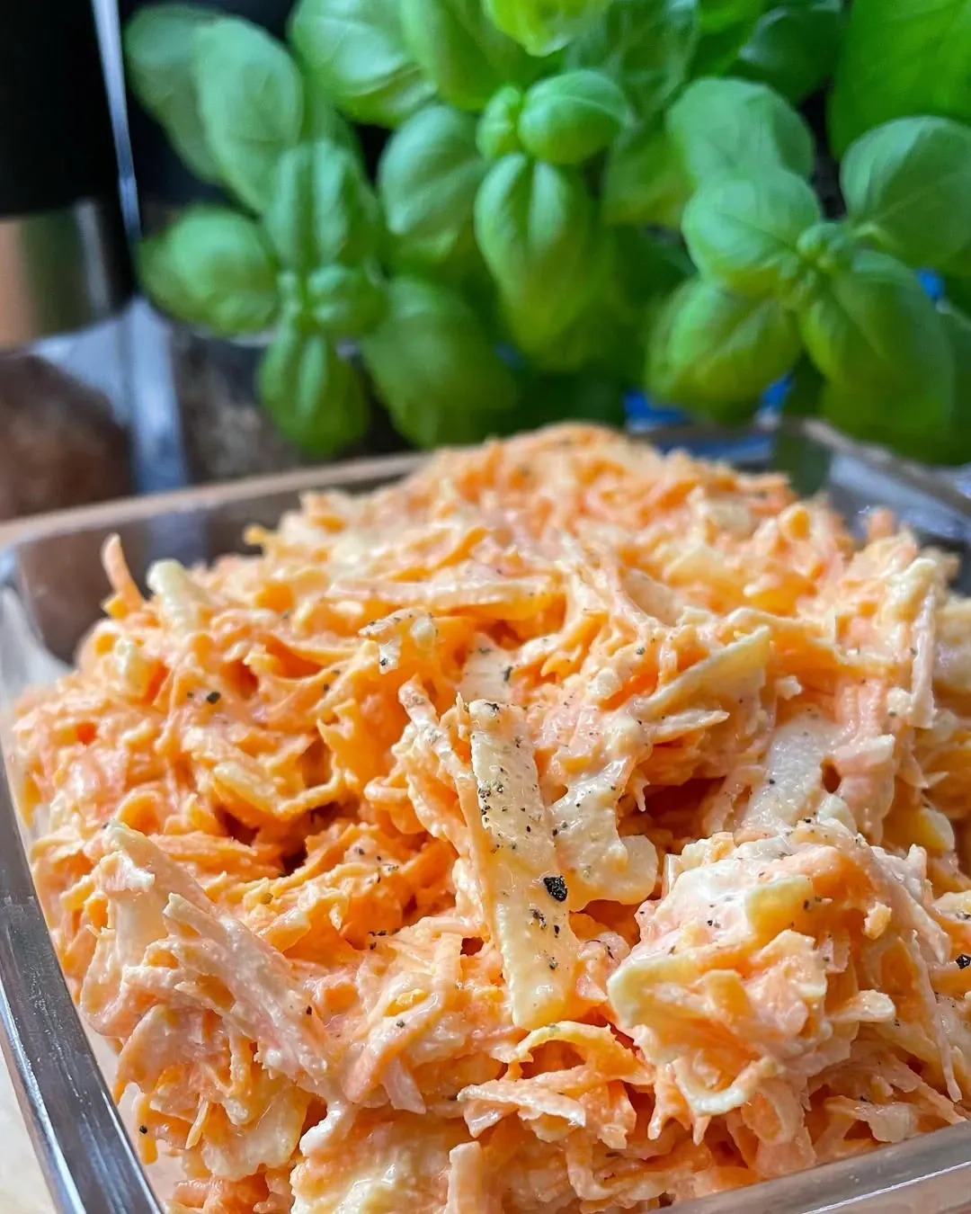 Skanios morkų salotos su saulėgrąžomis ir džiovintomis slyvomis