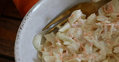 Coleslaw kopūstų salotos su obuoliais ir garstyčiomis