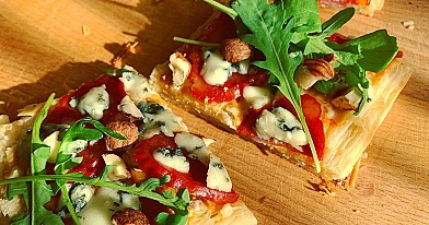 Sluoksniuotos tešlos užkandžiai su figų džemu, chorizo dešra ir pelėsiniu sūriu
