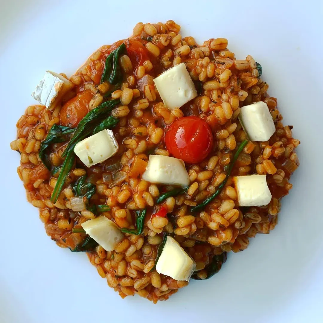 Perlinės kruopos su brie sūriu ir vyšniniais pomidorais 🍅