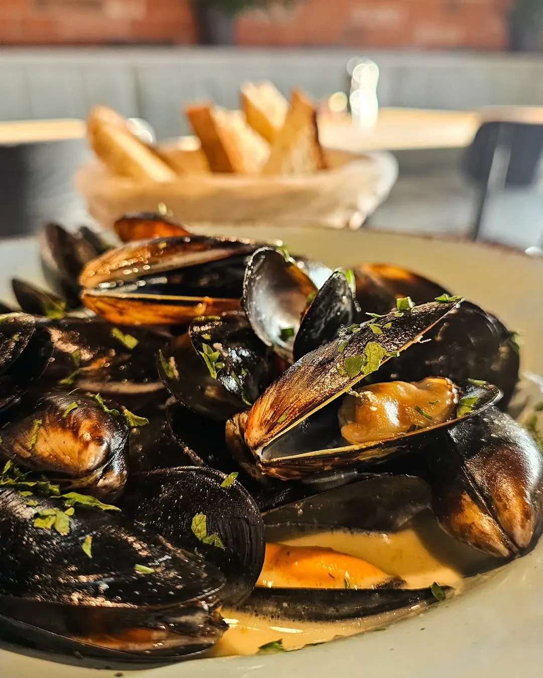 Midijos su vynu ir konservuotais pomidorais