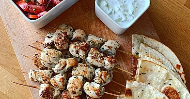 Souvlaki vištiena su česnakine tortilija, tzatziki ir pomidorais