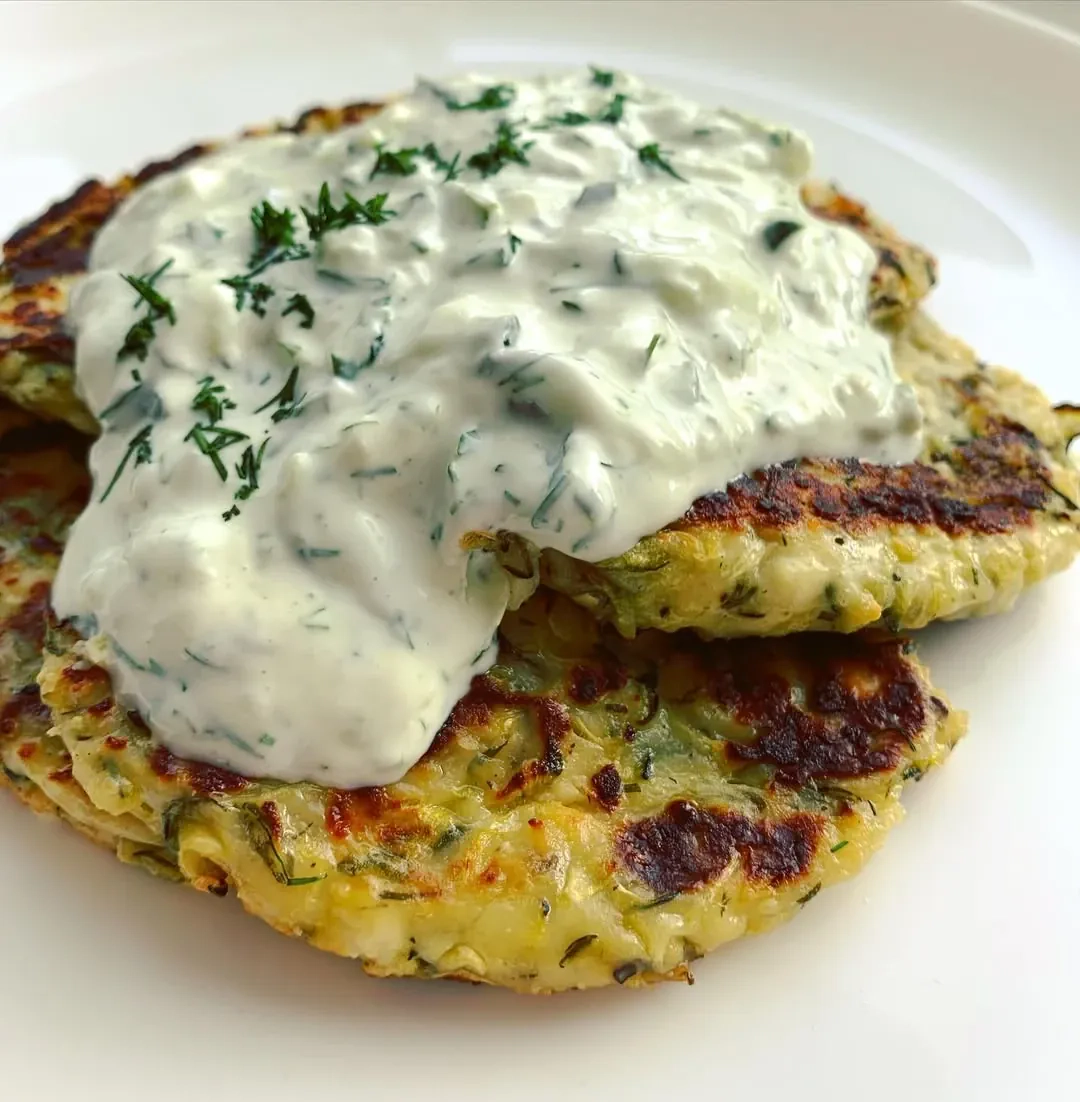 Cukinijų ir varškės blyneliai su tzatziki padažu 🥒